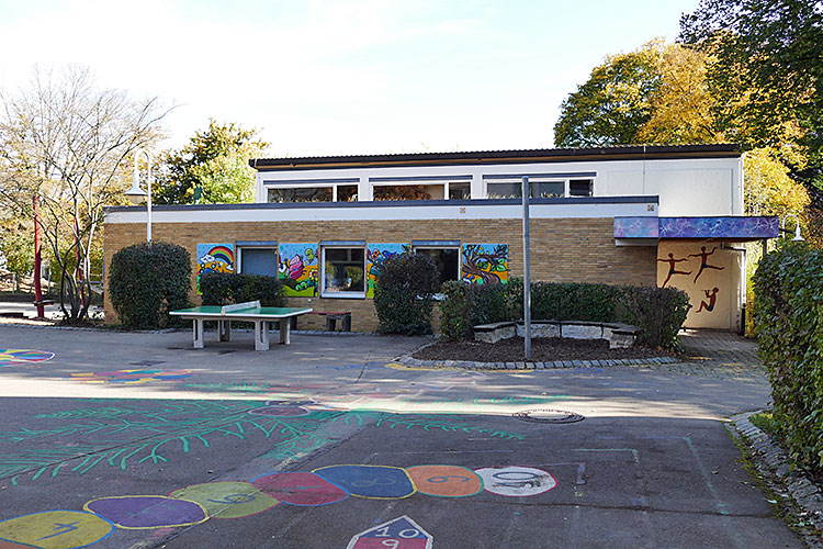 FGS Schulhof mit Gymnastikhalle